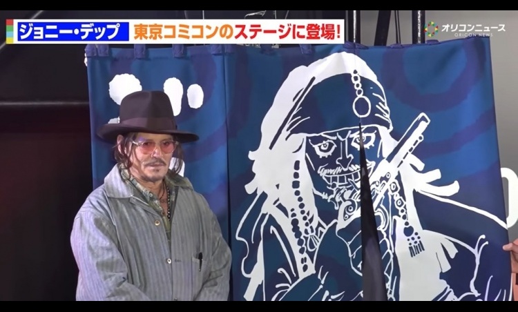 Johnny Depp Receives a Special ONE PIECE Noren from Eiichiro Oda