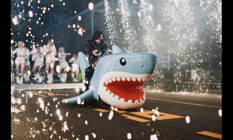 Kenshi Yonezu Performs “IRIS OUT” Live for the First Time in Chainsaw Man Inspired Stage Production