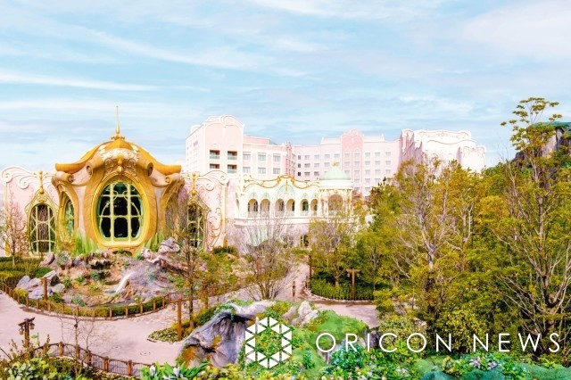 The newly built "Tokyo DisneySea Fantasy Springs Hotel" seen from inside the park (Fantasy Chateau) © Disney