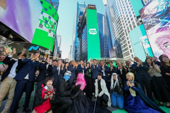 An event bustling with fans at Times Square