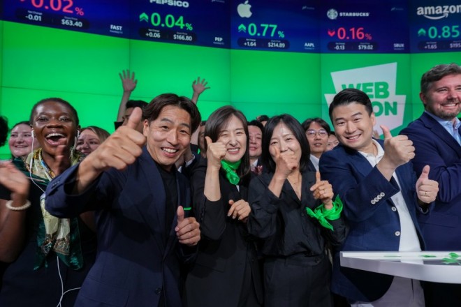 Masamine Takahashi, CEO of LINE Digital Frontier Inc. (front row, far left) (C) Nasdaq, Inc.