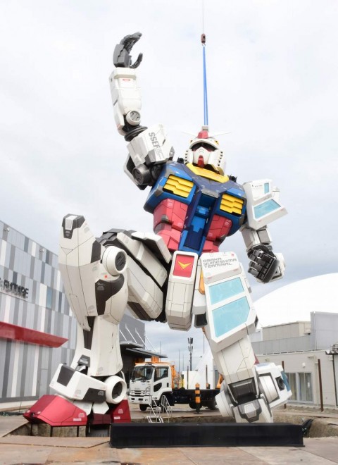 Life-size Gundam statue "RX-78F00/E Gundam" in Osaka