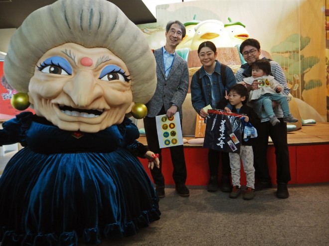The Hirabayashi family—20,000th visitors to Toshio Suzuki and Studio Ghibli Exhibition in Nagano—greeted by Yubaba