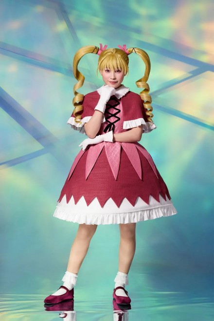 Ai Takahashi appears as Bisky in the stage play HUNTER×HUNTER THE STAGE 3, stunning fans with both muscular and cute versions of the character
