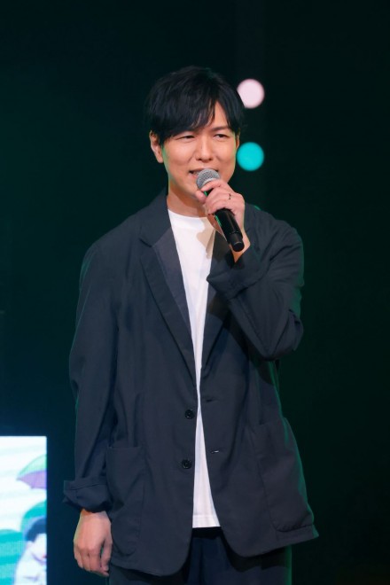 Hiroshi Kamiya greets fans at the stage celebration