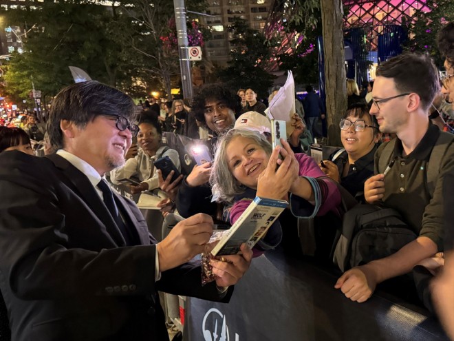 At the "50th Toronto International Film Festival," Endless Scarlet had its official screening, and Director Mamoru Hosoda greeted fans on the red carpet.
