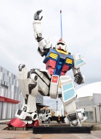 Life-Size Gundam Statue Unveiled at Osaka Expo Site: Kneeling and Reaching for the Stars