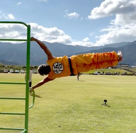 A Man Inspired by Dragon Ball's Goku Masters "Flying Technique," Reaching 5.31 Million Views