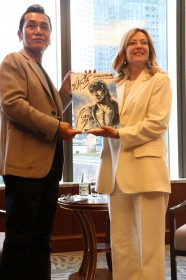 Italian Prime Minister Giorgia Meloni Meets Fist of the North Star Creator Tetsuo Hara in Tokyo, Shares Handshake and Smiles Over Art Print