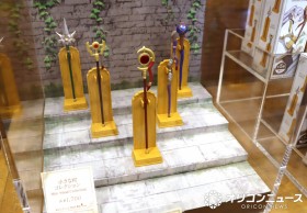 Universal Studios Japan x Frieren Merchandise Lineup Revealed: Staff Replica Figures Come in Five Varieties and Tanezaki Say “They Get It!”